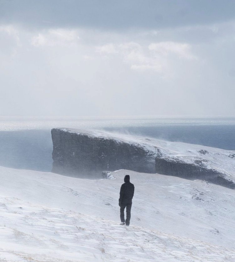 Lennert Gravel Al Adventure auf den Färöer Inseln in Winter.